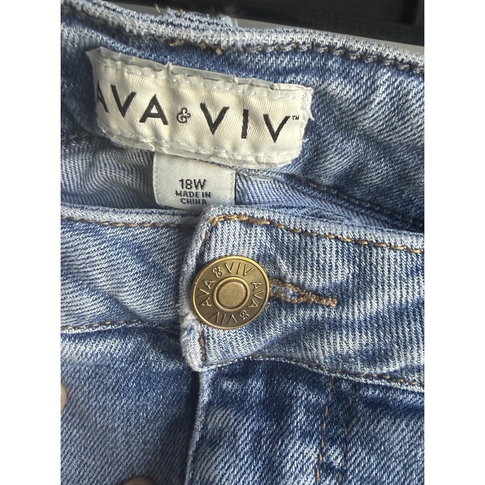 Ava & Viv Women's Shorts 18W Light Wash Blue Denim Distressed 5-Pocket - Picture 3 of 4